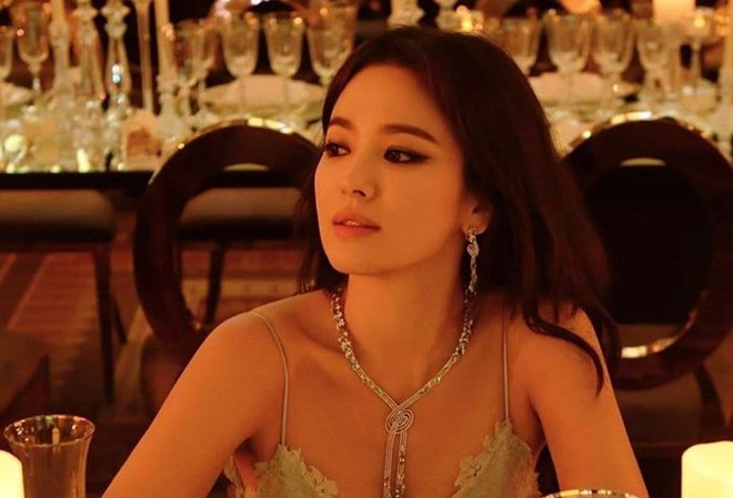 Showbiz 29/7: 9 tờ báo bị cảnh cáo vì đưa tin Song Hye Kyo 'thay bồ như thay áo' Sau khi ly hôn, Song Hye Kyo bị đồn có đại gia Hong Kong bao nuôi, ngoại tình với đàn em Park Bo Gum.