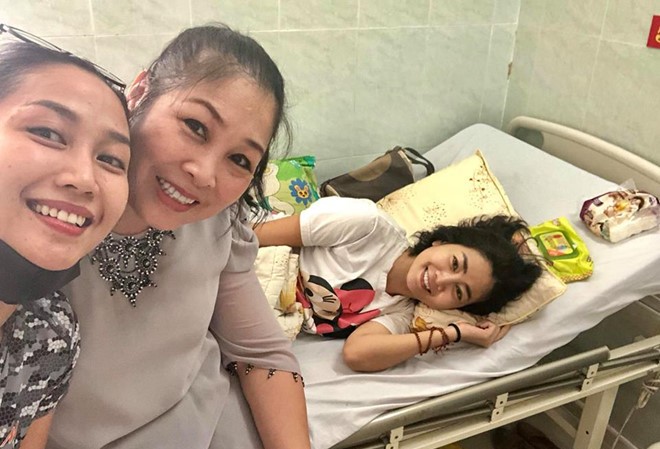 Ốc Thanh Vân cập nhật về Mai Phương sau nhập viện vì ung thư chuyển biến Ốc Thanh Vân và NSND Hồng Vân là những người thường xuyên bên cạnh Mai Phương thời gian cô điều trị bệnh ung thư.