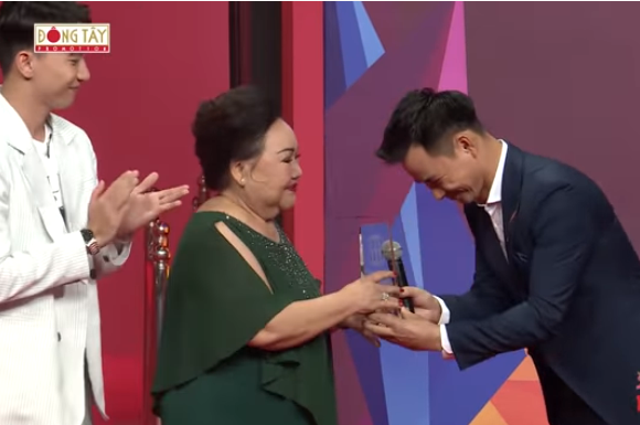 Tình huống ngoại lệ chưa từng có ở ‘Ơn giời, cậu đây rồi’ MC Xuân Bắc trao cup danh dự "Ơn giời cậu đây rồi" cho NSND Ngọc Giàu.