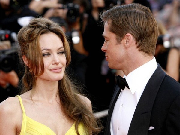 Showbiz 6/10: Angelina Jolie lần đầu nói cảm xúc thật sau khi ly hôn Brad Pitt Showbiz 6/10: Angelina Jolie lần đầu nói cảm xúc thật sau khi ly hôn Brad Pitt