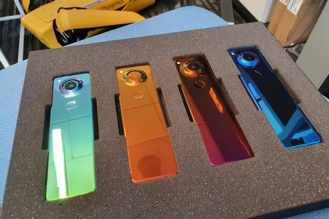 Cha đẻ Android hé lộ smartphone mới với màn hình dài đến dị thường Smartphone mới của Essential