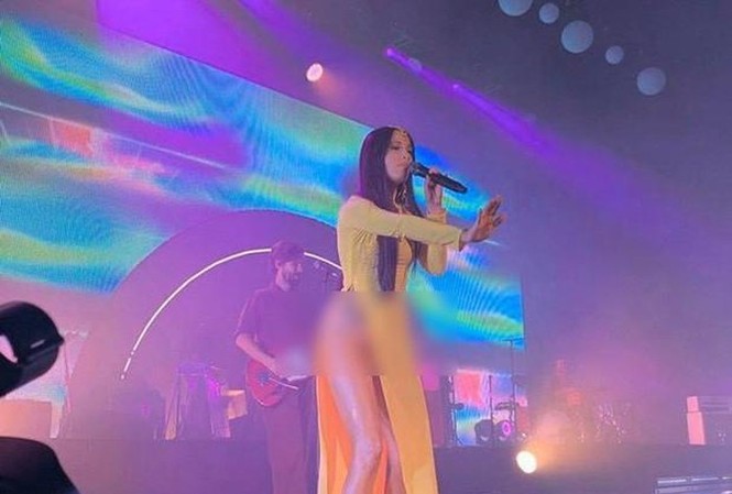 Ngô Thanh Vân bức xúc lên tiếng vụ ca sĩ Mỹ mặc áo dài không quần Hình ảnh Kacey Musgraves trong buổi biểu diễn hôm 11/10 (giờ địa phương).