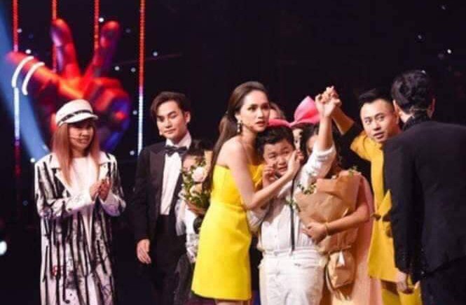 MC Nguyên Khang công bố nhầm tên Quán quân The Voice Kids gây bức xúc Chấn Quốc và HLV Hương Giang hụt hẫng khi MC Nguyên Khang công bố nhầm kết quả.