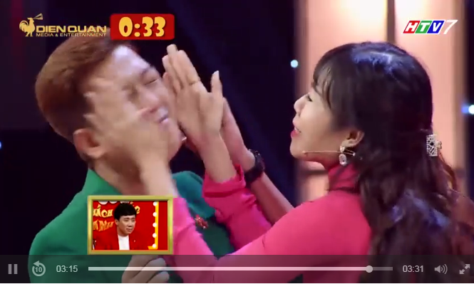 Trường Giang bị thí sinh tát liên tục vào mặt trên sóng truyền hình Trường Giang bị thí sinh tát trên sân khấu.