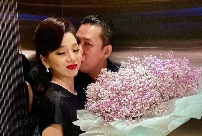 Showbiz 1/11: Lệ Quyên lên tiếng về tin đồn hôn nhân rạn nứt Ảnh tình tứ hiếm hoi bên ông xã được Lệ Quyên chia sẻ mới đây.