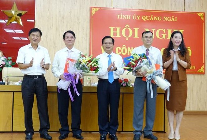 Công bố Quyết định của Ban Bí thư về nhân sự Tỉnh ủy Quảng Ngãi Lãnh đạo Tỉnh ủy Quảng Ngãi tặng hoa chúc mừng các cán bộ được bổ nhiệm