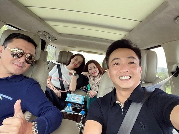 Showbiz 4/11: Đàm Thu Trang lên tiếng về tin đồn mang thai Showbiz 4/11: Đàm Thu Trang lên tiếng về tin đồn mang thai