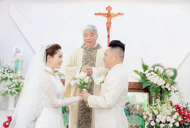Bảo Thy lần đầu tiên tiết lộ về chồng đại gia: Cộc tính nhưng ấm áp Bảo Thy và ông xã làm lễ cưới tại nhà thờ sáng 15/11.