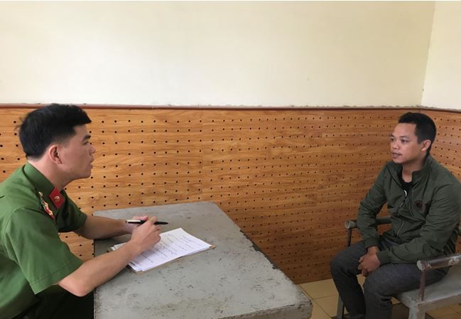 'Má mì' lừa bán 2 phụ nữ sang Trung Quốc làm vợ Đối tượng Nguyên (bìa phải) khai nhận hành vi tại cơ quan công an. Ảnh: H. Thiện