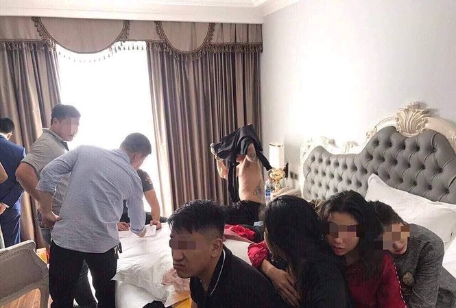 Bắt quả tang 5 nam thanh, nữ tú 'bay' trong khách sạn hạng sang Nhóm nam thanh, nữ tú bị bắt quả tang đang sử dụng ma túy. Ảnh: TL