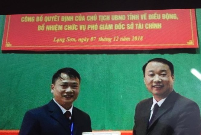 Luân chuyển, bổ nhiệm nhiều nhân sự quan trọng ở Lạng Sơn Lãnh đạo UBND tỉnh Lạng Sơn trao quyết định bổ nhiệm cho ông Đỗ Đức Thịnh (bìa trái). Ảnh: Thùy Linh