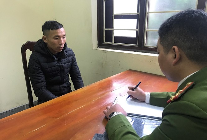 Người đàn ông bị thanh niên say rượu hắt nước sôi Đối tượng Tiến (bìa trái) khai nhận hành vi tại cơ quan công an *ảnh: N. Thái
