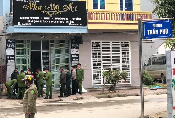 Đặt mìn trước cửa nhà người yêu cũ nghi do níu kéo tình cảm bất thành Lực lượng chức năng địa phương tiến hành tháo gỡ thành công quả lựu đạn. Ảnh: TL
