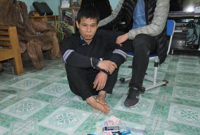 Đến bắt nghi can ma túy, gặp luôn ổ 'cái chết trắng' Đối tượng Tú lún sâu vào con đường ma túy *ảnh: Duy Chiến