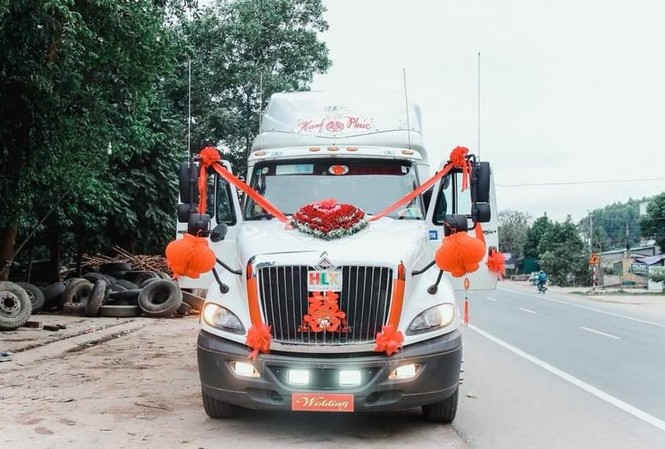 Độc đáo màn rước dâu bằng... xe container Xe rước dâu được trang hoàng tỷ mẩn, trang hoàng. Ảnh: Hoàng Thái