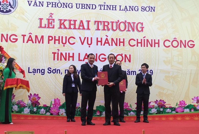 Bổ nhiệm nhiều nhân sự quan trọng ở Lạng Sơn Ông Phạm Hùng Trường (bìa trái) nhận Quyết định bổ nhiệm giám đốc Trung tâm phục vụ hành chính công .Ảnh: Duy Chiến