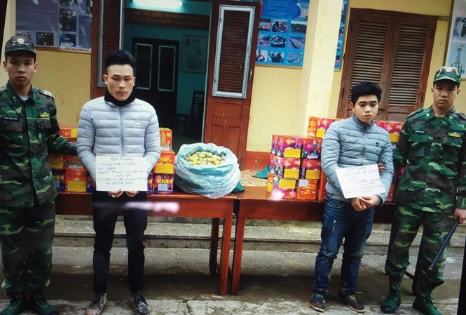 Biên phòng bắt số lượng lớn pháo nhập lậu trong đêm Đối tượng Tuấn và Linh cùng tang vật *ảnh: Duy Chiến