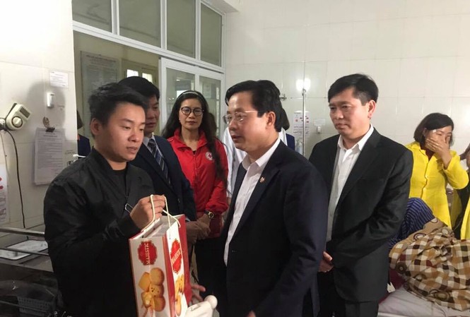 Chăm lo sức khỏe, đời sống cho người dân Lạng Sơn dịp Tết Phó Bí thư TT Tỉnh ủy Lạng Sơn Hoàng Văn Nghiệm tặng quà cho bệnh nhân đang điều trị tại bệnh viên .Ảnh: K. Thuận