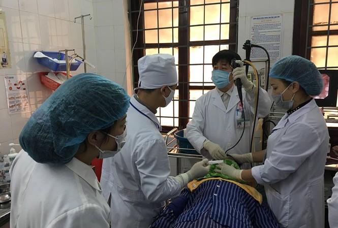 Cứu sống người đàn ông bị đỉa chui vào cuống họng Các bác sỹ gắp con đỉa khỏi cổ ông H .Ảnh: TL