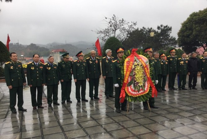 Dâng hương tưởng niệm các liệt sỹ Quân đoàn 14 Đoàn đại biểu cựu chiến binh Quân đoàn 14 và ban ngành tỉnh Lạng Sơn viếng các liệt sỹ. Ảnh: Duy Chiến