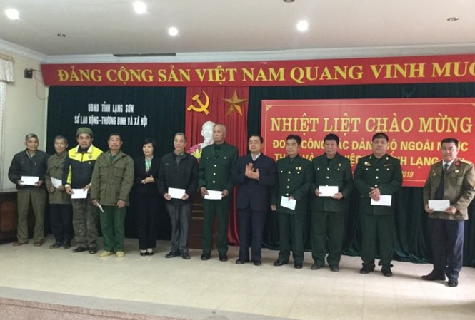 Lạng Sơn: Tri ân những người giữ đất biên cương Các cựu chiến binh, thương binh chiến tranh 1979 nhận quà tri ân. Ảnh: Duy Chiến
