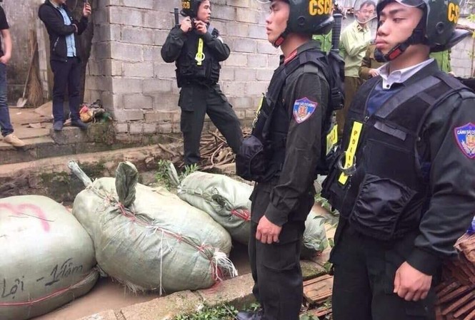 Hơn 130 chiến sĩ công an ngăn chặn hàng tấn hàng nhập lậu Lực lượng công an bảo vệ hàng hóa đã tịch thu trên đường mòn biên giới .Ảnh: Duy Chiến