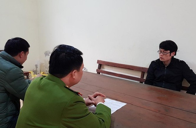 Ngăn nhóm nghi phạm nước ngoài nhập cảnh trái phép Một đối tượng (bìa phải) trong nhóm sử dụng công nghệ cao để chiếm đoạt tiền trong tài khoản khai báo tại cơ quan công an Lạng Sơn .Ảnh: TL