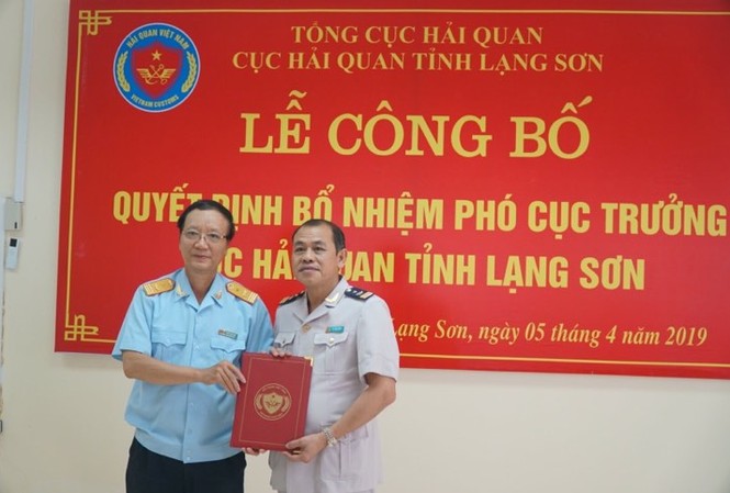 Ông Vũ Tuấn Bình làm Phó cục trưởng Hải quan Lạng Sơn Ông Vũ Tuấn Bình (bìa phải) nhận Quyết định bổ nhiệm .Ảnh: HQ