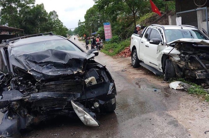 Kinh hoàng 2 'xế hộp' tông nhau, nhiều người trọng thương Hai xe đâm nhau nát bét phần đầu, nhiều người bị thương .Ảnh: M. Đức