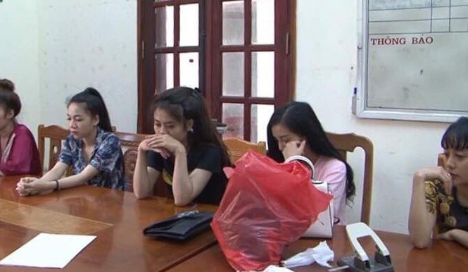 Gần chục 'nam thanh, nữ tú' thuê khách sạn để 'chơi' ma túy Năm đối tượng nữ khai nhận cùng sử dụng ma túy và bay lắc trong khách sạn .Ảnh: D. Linh