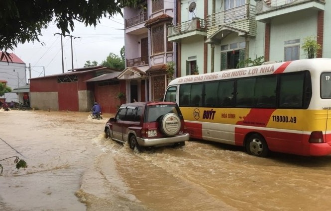 Sét đánh nhiều người thương vong ở Cao Bằng Sấm sét và mưa lớn gây thiệt hại nặng nề, tại các tuyến đường, khu phố ở huyện Hòa An, nước sâu đến 70cm, khó khăn trong việc sinh hoạt, đi lại .Ảnh: TL