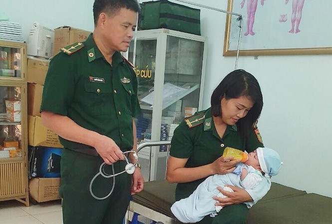 Cặp vợ chồng 'hờ' bán trẻ sơ sinh qua biên giới Sau khi quân y Biên phòng Chi Ma chăm sóc, trẻ sơ sinh được bàn giao cho Trung tâm Bảo trợ XH tỉnh Lạng Sơn .Ảnh: Duy Chiến