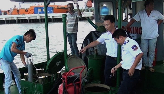 Bắt tàu chở 16.000 lít dầu không rõ nguồn gốc Lực lượng chức năng Vùng CSB 3 kiểm tra hàng hóa trên tàu Thành Trung 01. Ảnh canhsatbien.vn