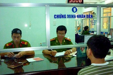 Tồn tại cùng lúc 3 loại thẻ công dân: Lãng phí? Làm thủ tục cấp giấy chứng minh nhân dân. Ảnh: Đại đoàn kết