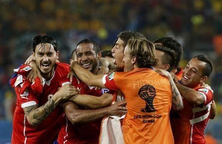 RADIO WORLD CUP sáng 14/6: Chile nuôi hi vọng lật đổ Tây Ban Nha Các cầu thủ Chile ăn mừng chiến thắng quan trọng.