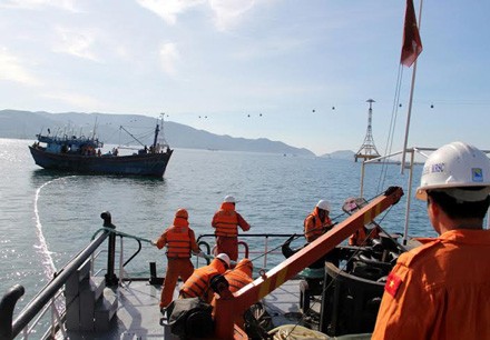 Cứu tàu cá có 12 ngư dân bị nạn ngoài khơi Cứu tàu cá có 12 ngư dân bị nạn ngoài khơi