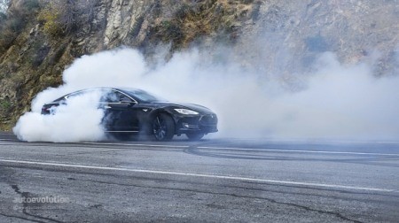 Lĩnh 200 triệu đồng Lĩnh 200 triệu đồng "đột nhập" xe Tesla Model S