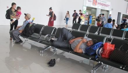 Khách xô ngã tiếp viên, đòi rời tàu bay vì chậm chuyến Khách xô ngã tiếp viên, đòi rời tàu bay vì chậm chuyến