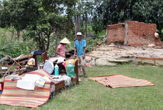 Lốc kinh hoàng quét qua Lâm Đồng, cây cối đổ la liệt Nhà cửa tan hoang sau lốc