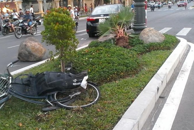Xế hộp húc văng xe đạp, đâm vào đá rồi bay qua dải phân cách Hiện trường vụ tai nạn