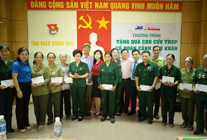 Bắt đầu chương trình tặng quà 1 tỷ đồng của MB cho cựu TNXP Phó chủ tịch UB MTTQ tỉnh Quảng Ninh Trần Thị Thu Hoài, Phó Chủ tịch T.Ư Hội Cựu TNXP VN Lê Thị Phương Thảo, Phó Giám đốc MB Quảng Ninh Ngô Trí Quang, Bí thư Tỉnh Đoàn Quảng Ninh Nguyễn Thị Thu Hà và Tổng Biên tập báo Tiền Phong Lê Xuân Sơn chụp ảnh kỷ
