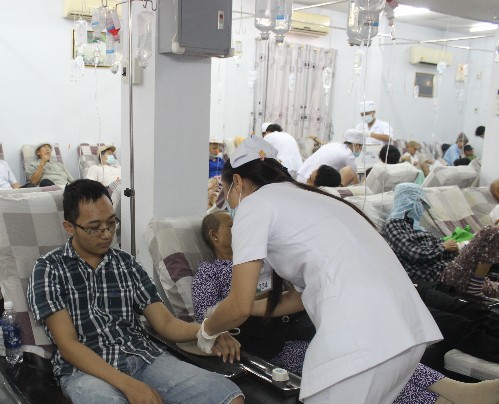 Chàng trai 'trốn' bố vượt đường xa chữa bệnh ung thư Kha đang được vô thuốc hóa trị tại Bệnh viện Chợ Rẫy, TP HCM. Ảnh:Lê Phương.