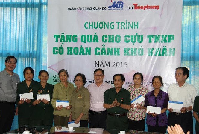 Trao quà cho cựu TNXP và học sinh nghèo học giỏi Yên Bái Đại diện các đơn vị tổ chức trao quà cho cựu TNXP