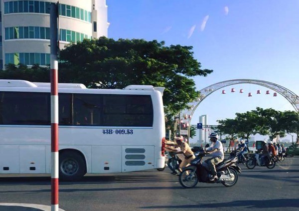 'Chết mê' vì hành động đẹp của CSGT tại Đà Nẵng Hình ảnh đẹp của lực lượng CSGT Đà Nẵng