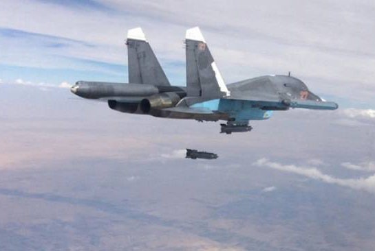 Mới nhất về Syria: Nga tăng cường không kích, Mỹ-Anh 'ghê sợ'? Máy bay Su-34 của Nga không kích ở tỉnh al-Raqqa, Syria, khu vực Nhà nước Hồi giáo đang kiểm soát. Ảnh: TASS.