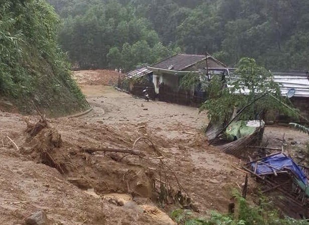 Núi lở, hàng ngàn m3 đất đá Núi lở, hàng ngàn m3 đất đá "nuốt" nhà dân