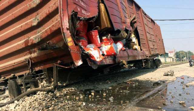 Hà Nội: Tàu trật khỏi đường ray, nghiến nát cột điện Toa tàu trật khỏi đường ray. (Ảnh: CTV)