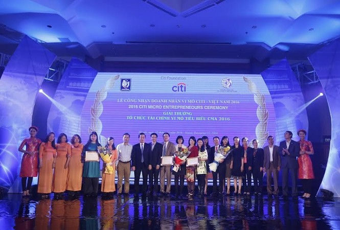 Vinh danh cá nhân và tổ chức tài chính vi mô tiêu biểu Ban Tổ chức vinh danh các cá nhân, tổ chức tài chính vi mô tiêu biểu ngày 12/12