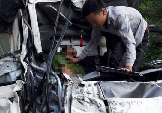 Xe tải gây tai nạn, thượng úy công an tử vong Vụ tai nạn khiến thượng úy Trịnh Đình Sơn ngồi ghế phụ xe tải tử vong do bị thương quá nặng