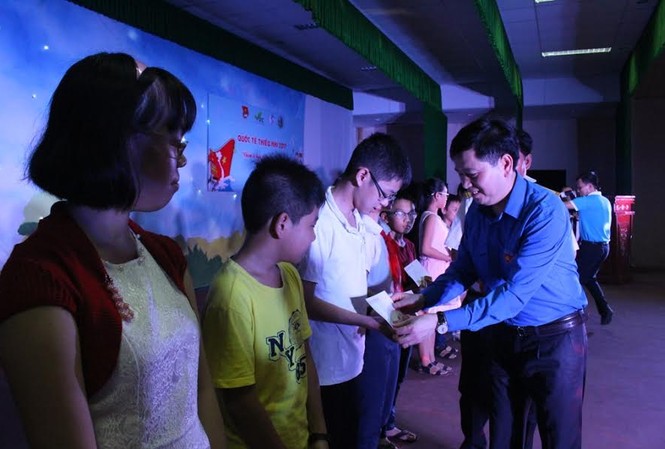T.Ư Đoàn tặng 550 suất quà cho con em cán bộ, chiến sĩ Trường Sa Bí thư TW Đoàn Nguyễn Long Hải trao học bổng cho con em cán bộ, chiến sĩ Lữ đoàn công binh 83 đang công tác tại Trường Sa. Ảnh: Giang Thanh